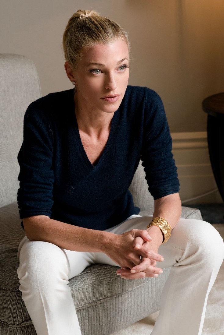 Nicole Junkerman sitzt entspannt in einem Sessel und wirkt nachdenklich.